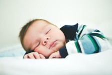 Neugeborenes Baby mit Gelbsucht