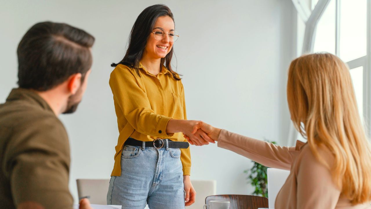 LA EMPATÍA, tu habilidad de saber ponerte en la piel de tu cliente, de escucharlo y comunicarte con él sin juicios ni prejuicios, activando tus neuronas espejo ante sus actos, comentarios y emociones para entenderlo y ofrecerle lo que necesita.