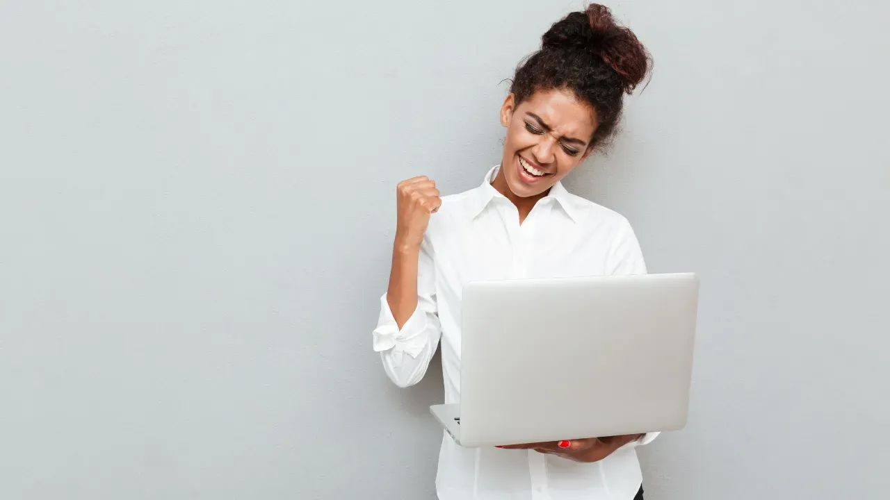 femme contente devant son portable
