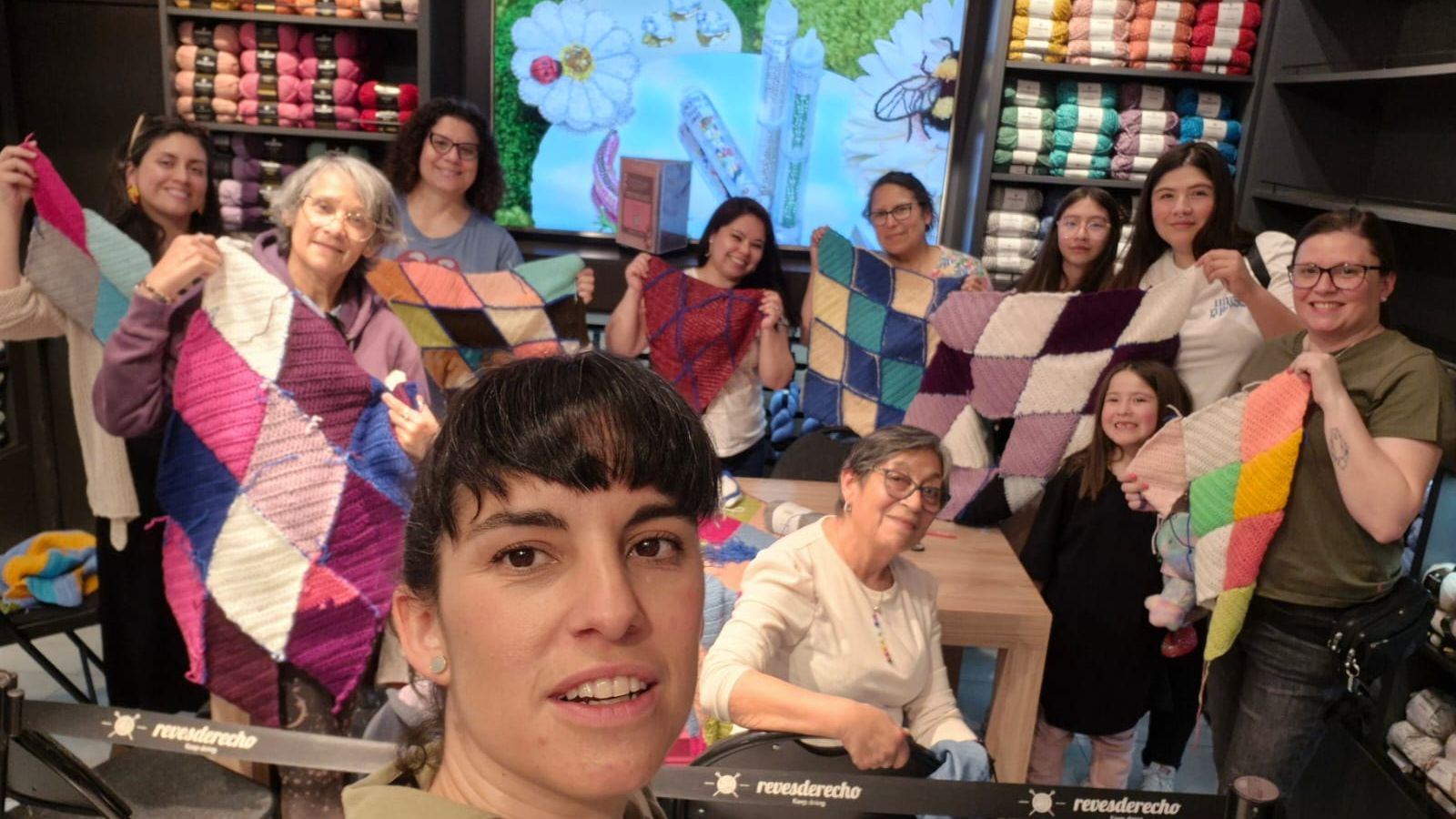 Mujeres con mantas de rombos