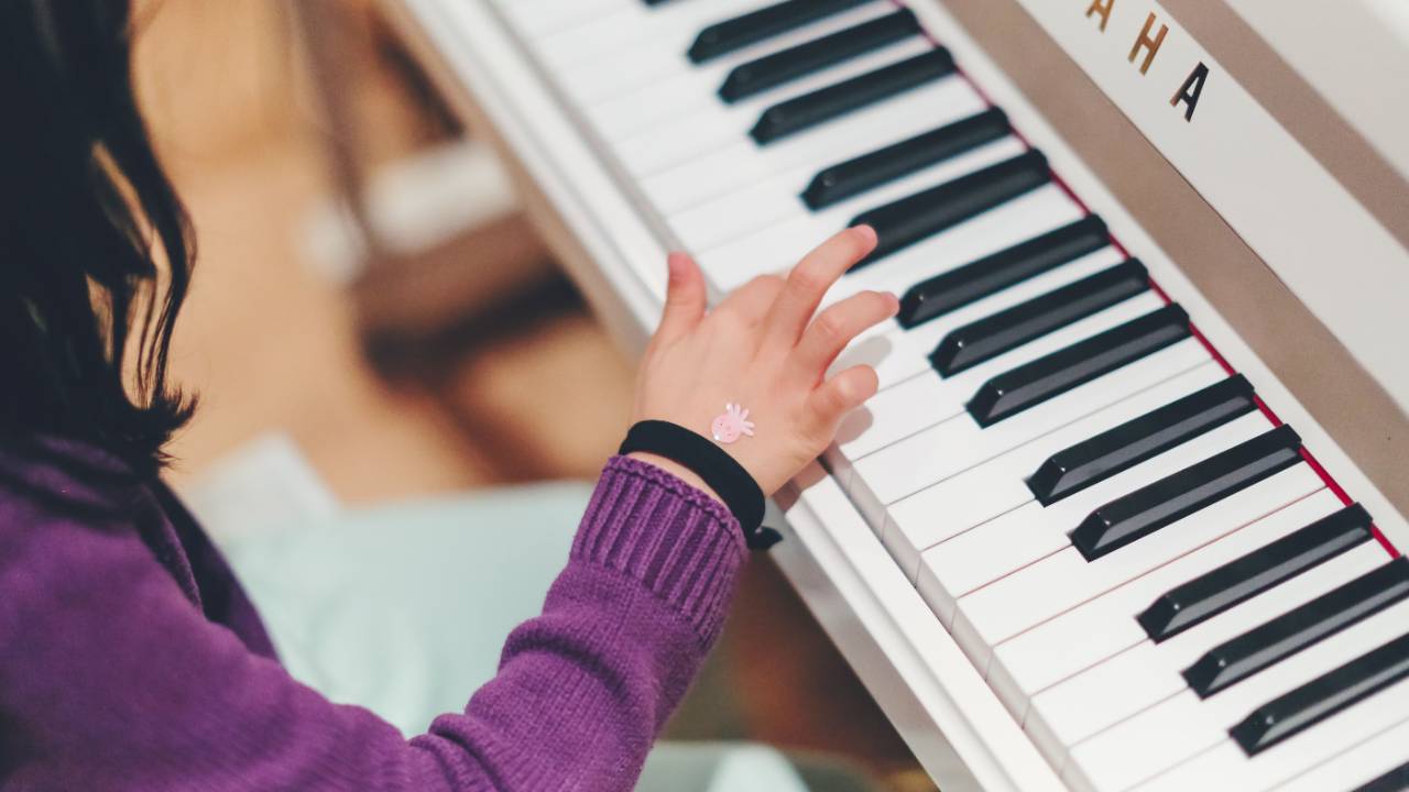Young piano student at piano, photo by Siniz Kim 