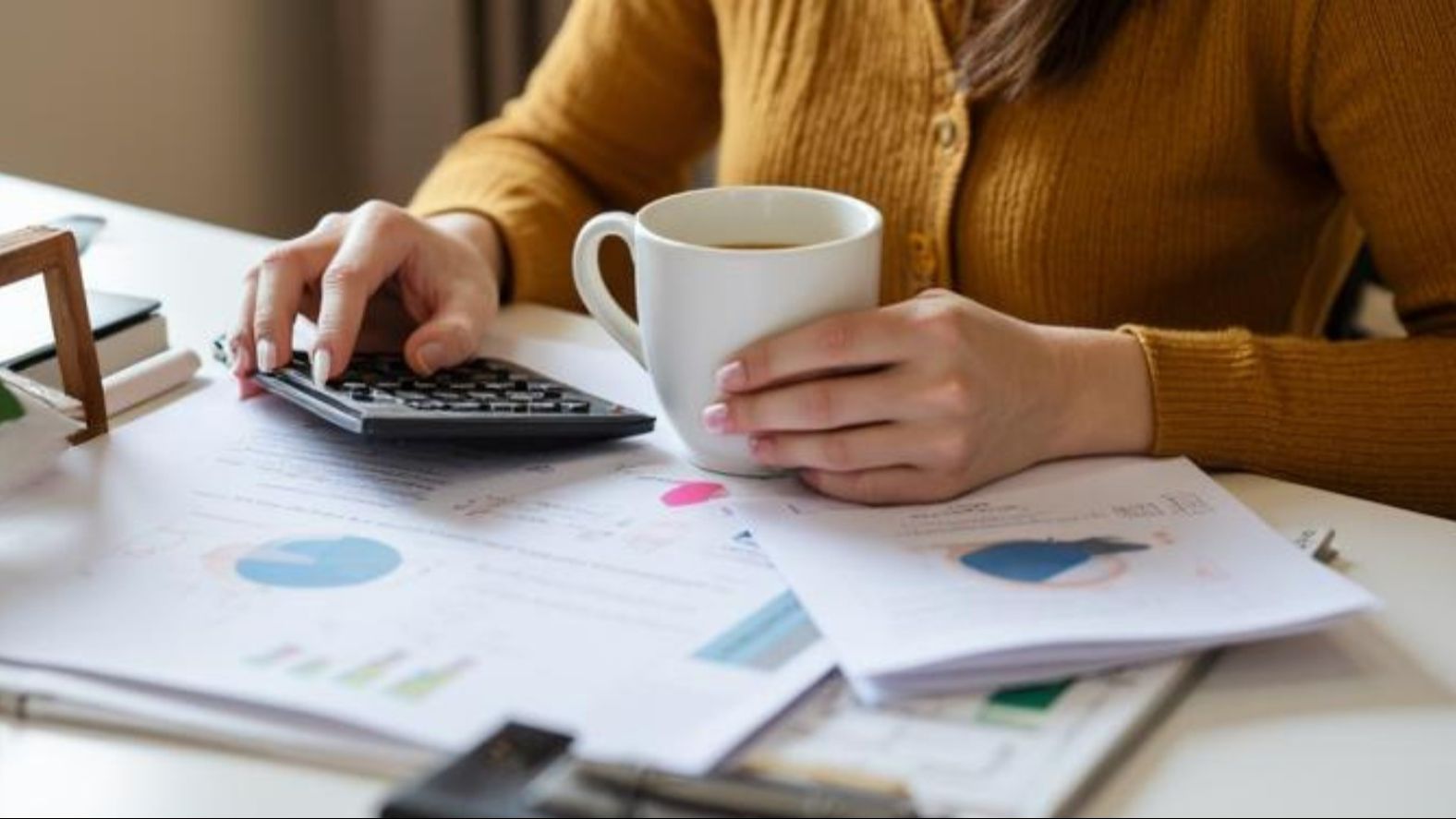 Canadian woman reviewing retirement plan and CPP income options