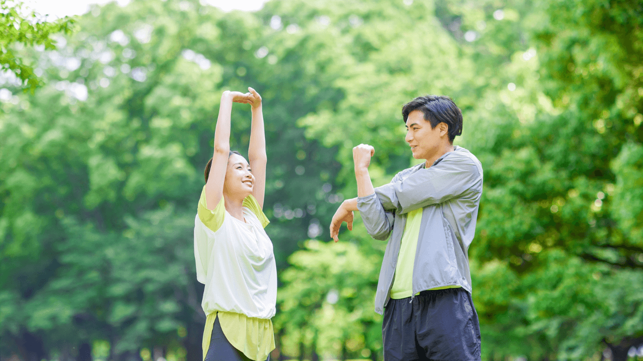 Couple exercising outdoors to support fertility and prepare the body before trying to get pregnant