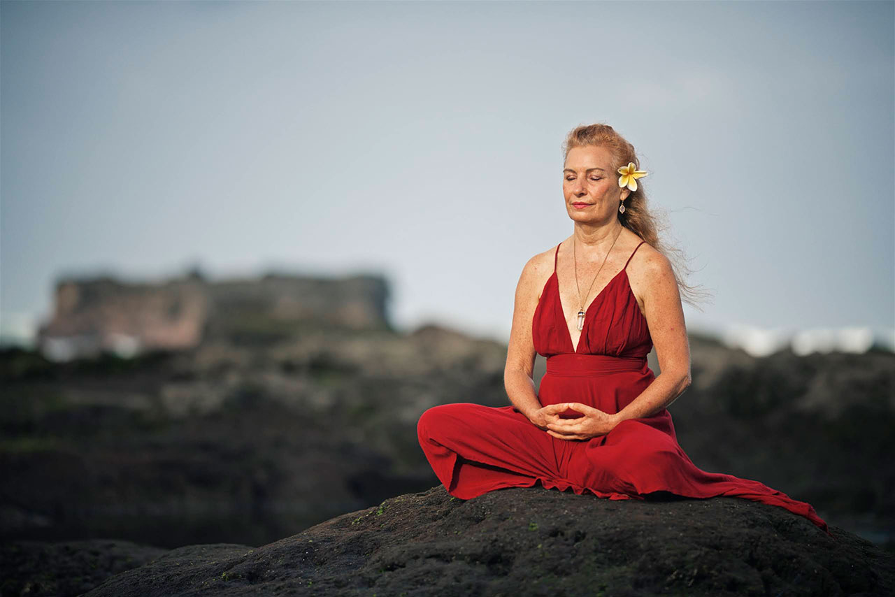 Ma Ananda Sarita meditating