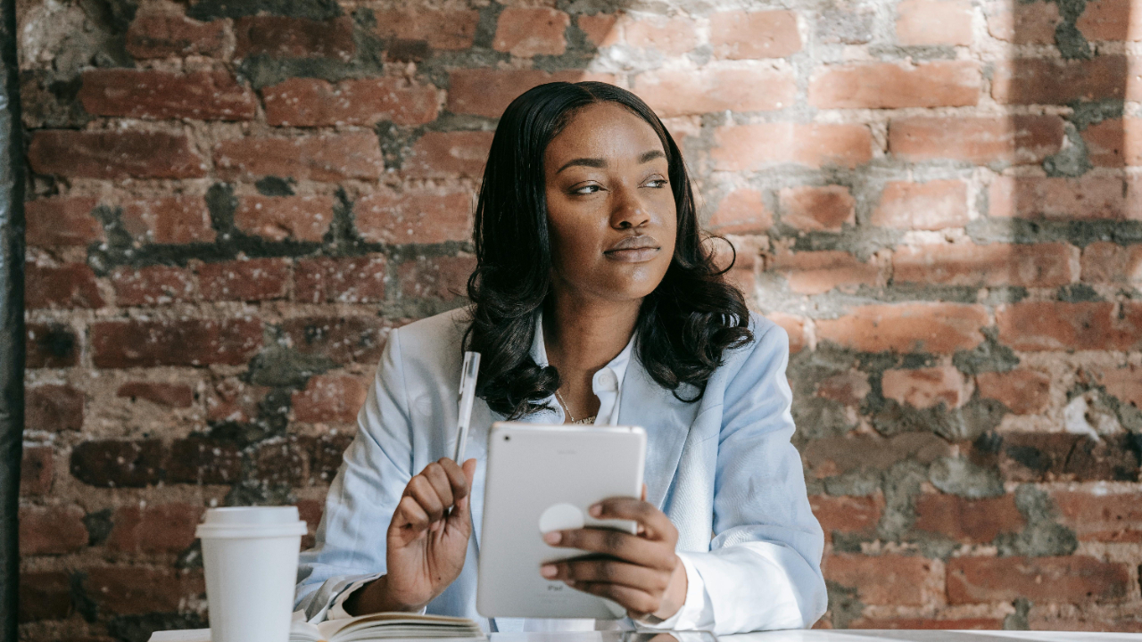 A must-read for Christian women entrepreneurs rethinking New Year resolutions. Discover the one question that brings clarity, purpose, and aligned action.