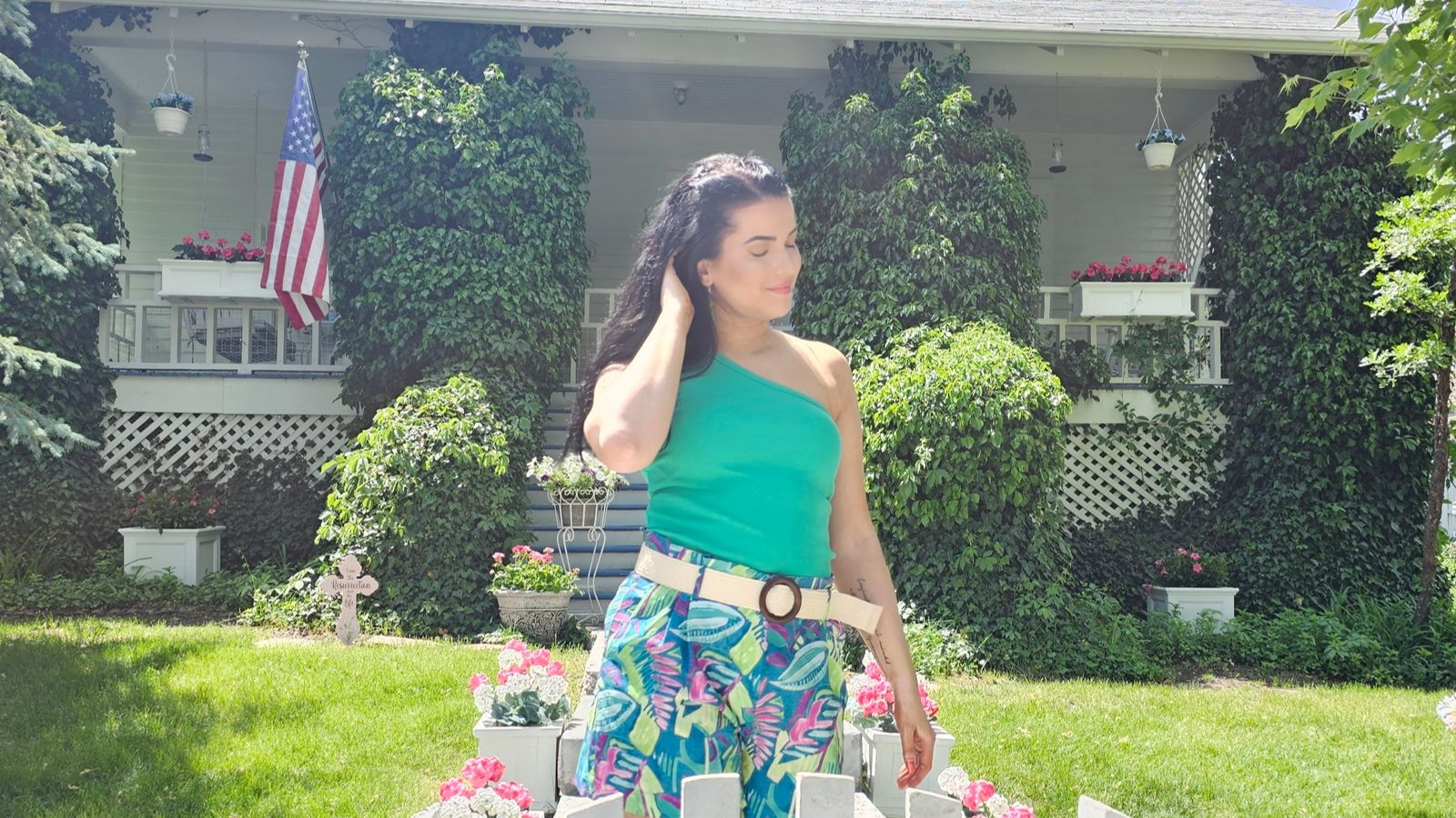 Mia Aura seisoo Amerikan perheen kodin edessä kesällä 2025.