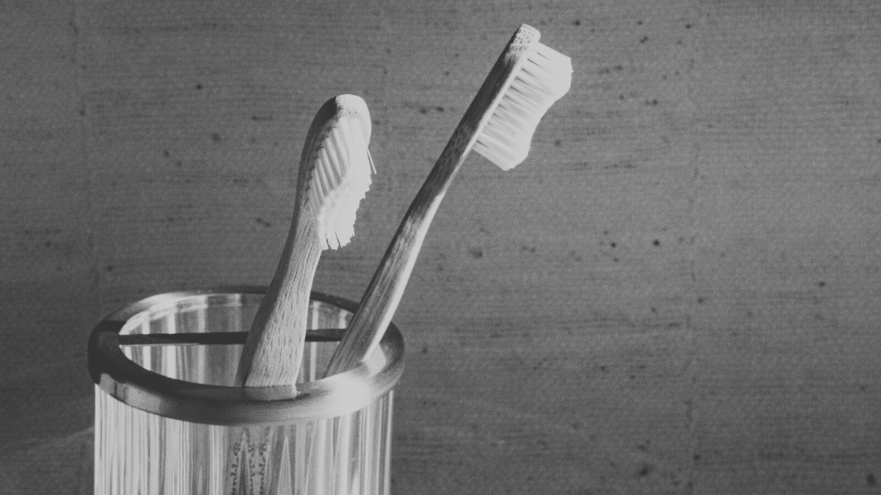 Two toothbrushes sharing a cup, symbolizing closeness and the blurred boundaries common in modern dating.