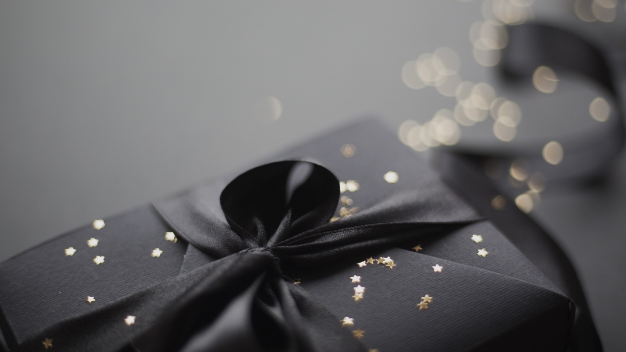 What to give a minimalist
