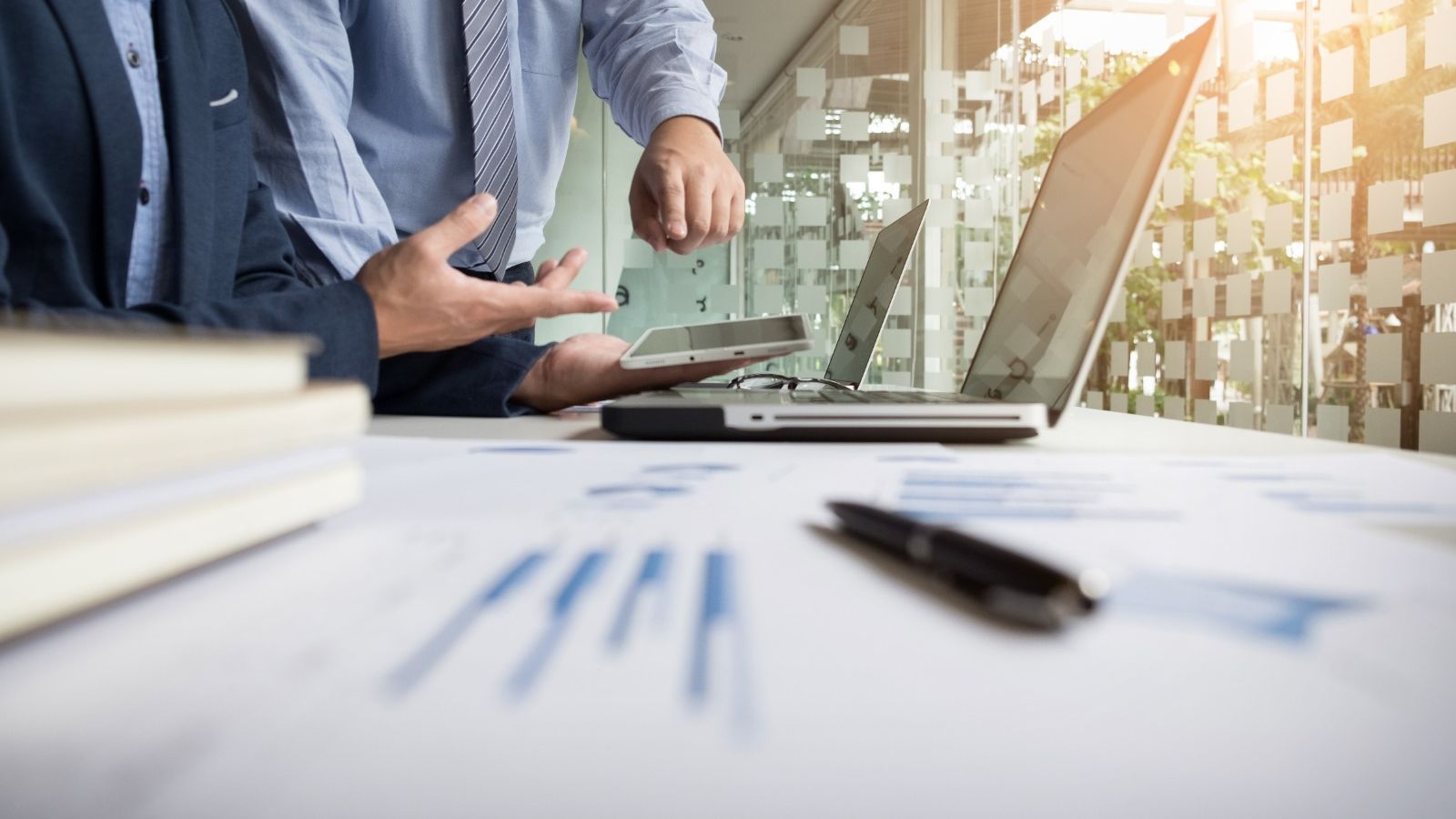<a href="https://www.freepik.es/foto-gratis/asesor-comercial-analizando-cifras-financieras-que-denotan-progreso-trabajo-empresa_1202220.htm#fromView=search&page=1&position=17&uuid=f2eca69b-fc94-4eb7-9f0a-a7838e04aaeb&query=empresa">Imagen de snowing en Freepik</a>