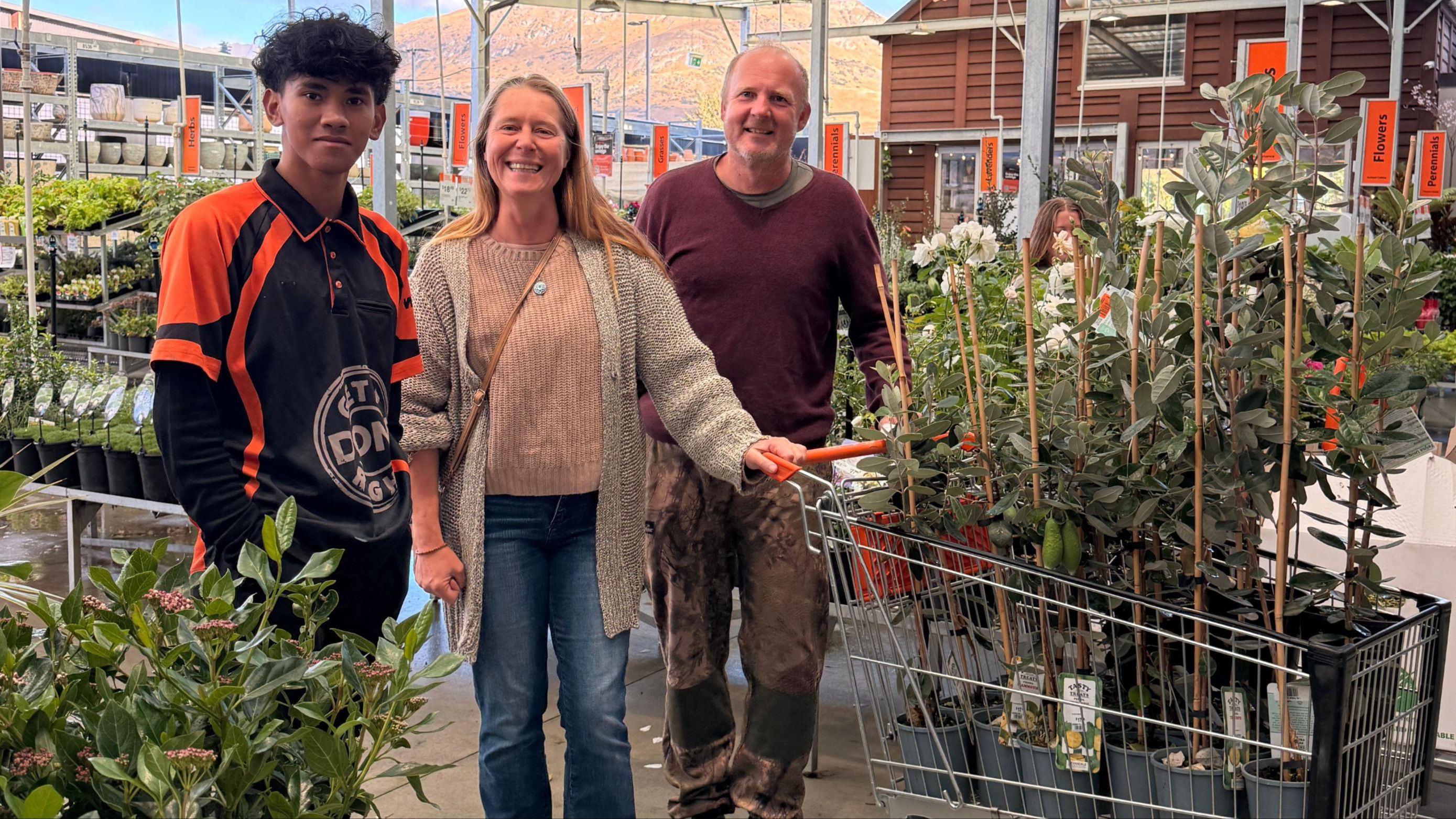 Übergabe von 42 Bäumen bei Mitre 10 in Queenstown für das Erdverbunden Projekt