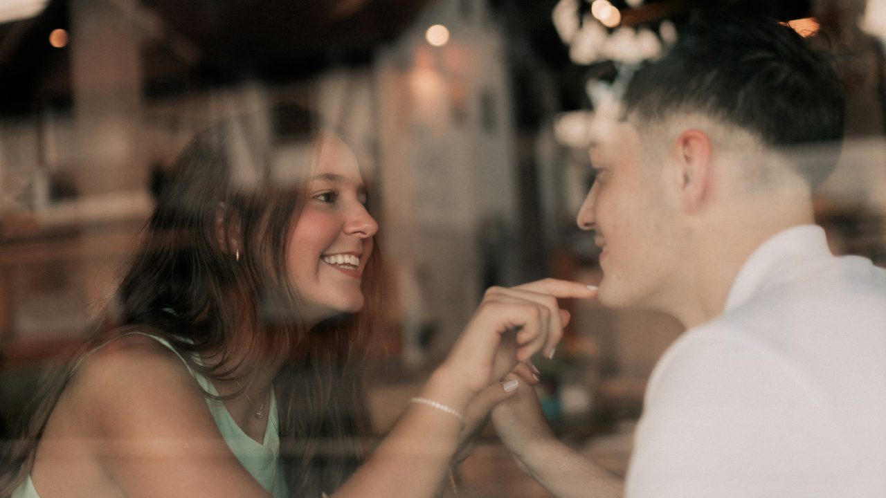 Pareja romántica que se conoció a través de un app de citas