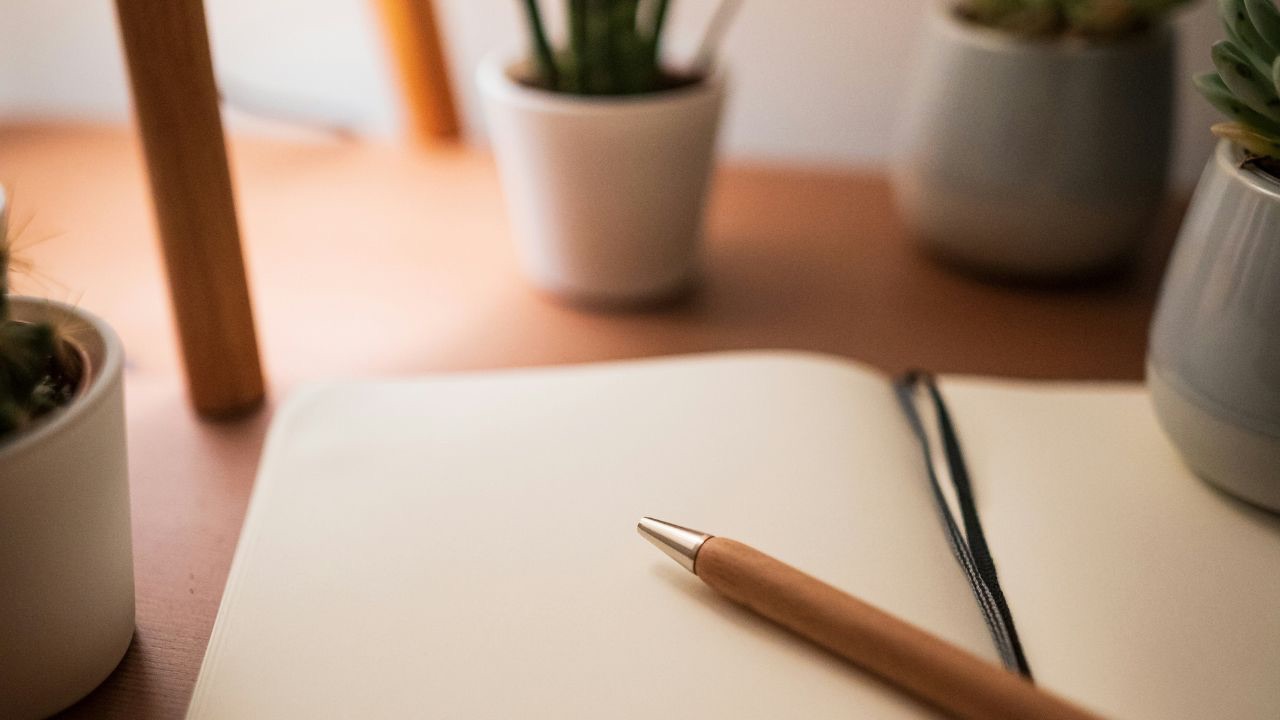 persona tomando el curso en paando sobre escritura reflexiva para entender sus emociones