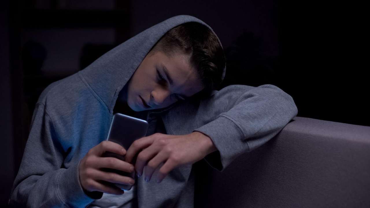 teen feeling overwhelmed by phone and social media distractions in 2026
