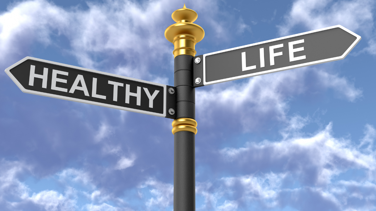 street sign that reads "healthy" on one arrow and "life" on the other. with a blue sky as the background.