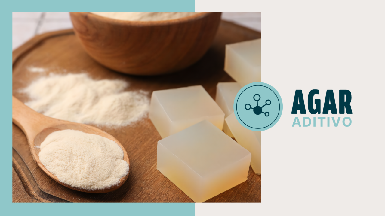 Cubos de gel de agar-agar y agar en polvo sobre tabla de madera, con cuchara y tazón al fondo