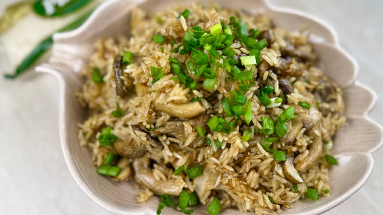 arroz con hongos y puerro sobre un plato en forma de alcachofa