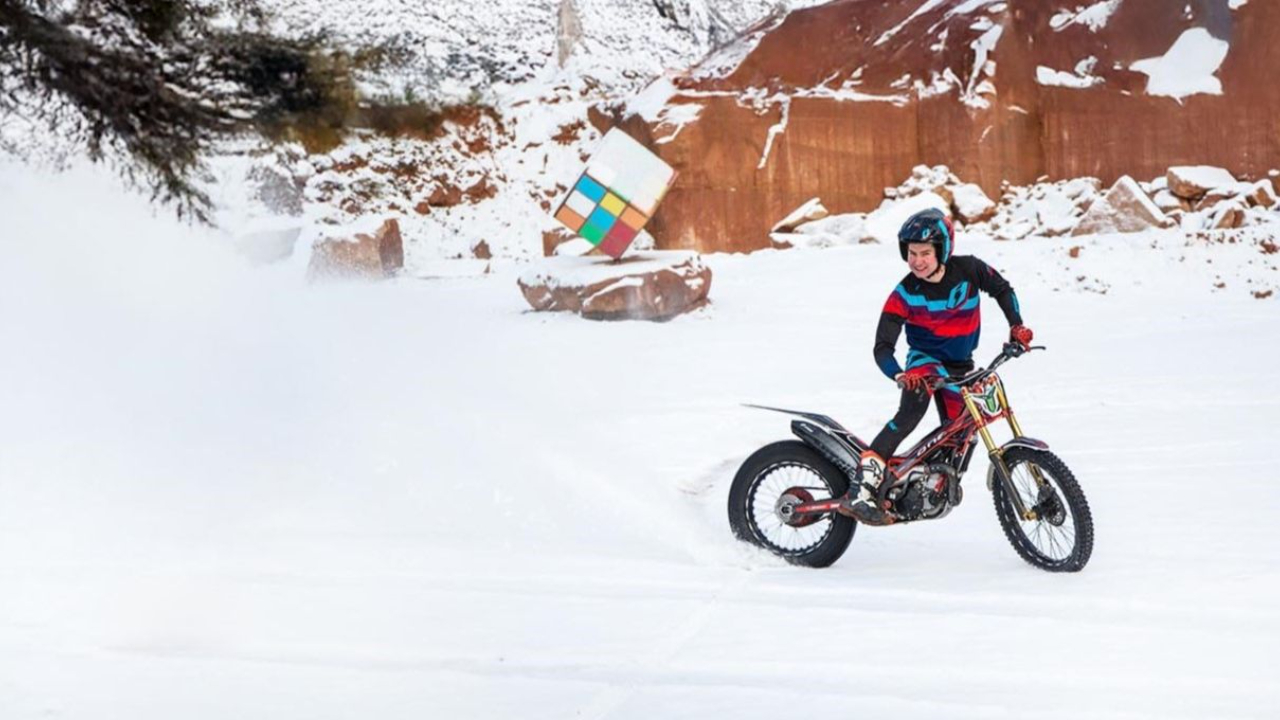Jan Peters, Trial Meister driftet im Schnee mit seinem TRS 300ccm Trialmotorrad