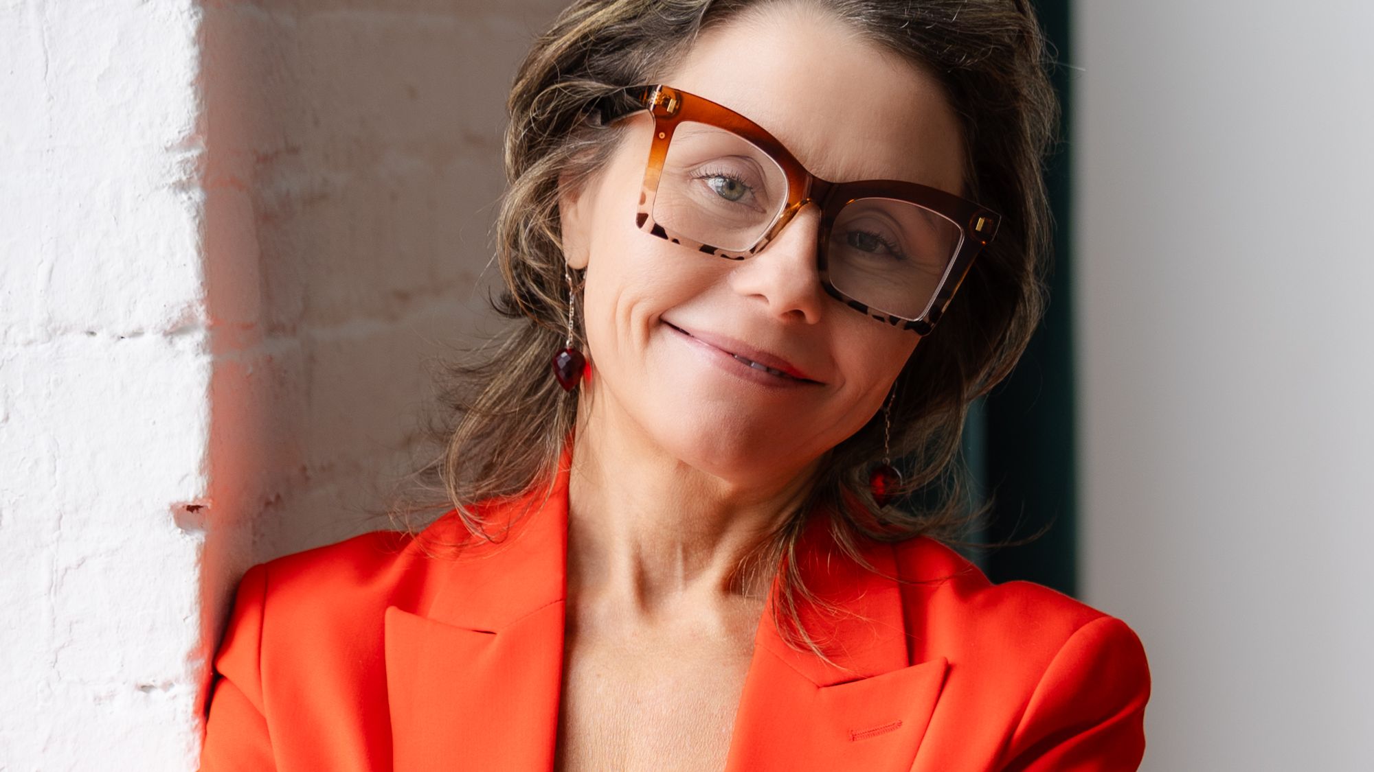 Femme professionnelle fatiguée cherchant une solution au surpoids malgré une vie bien remplie