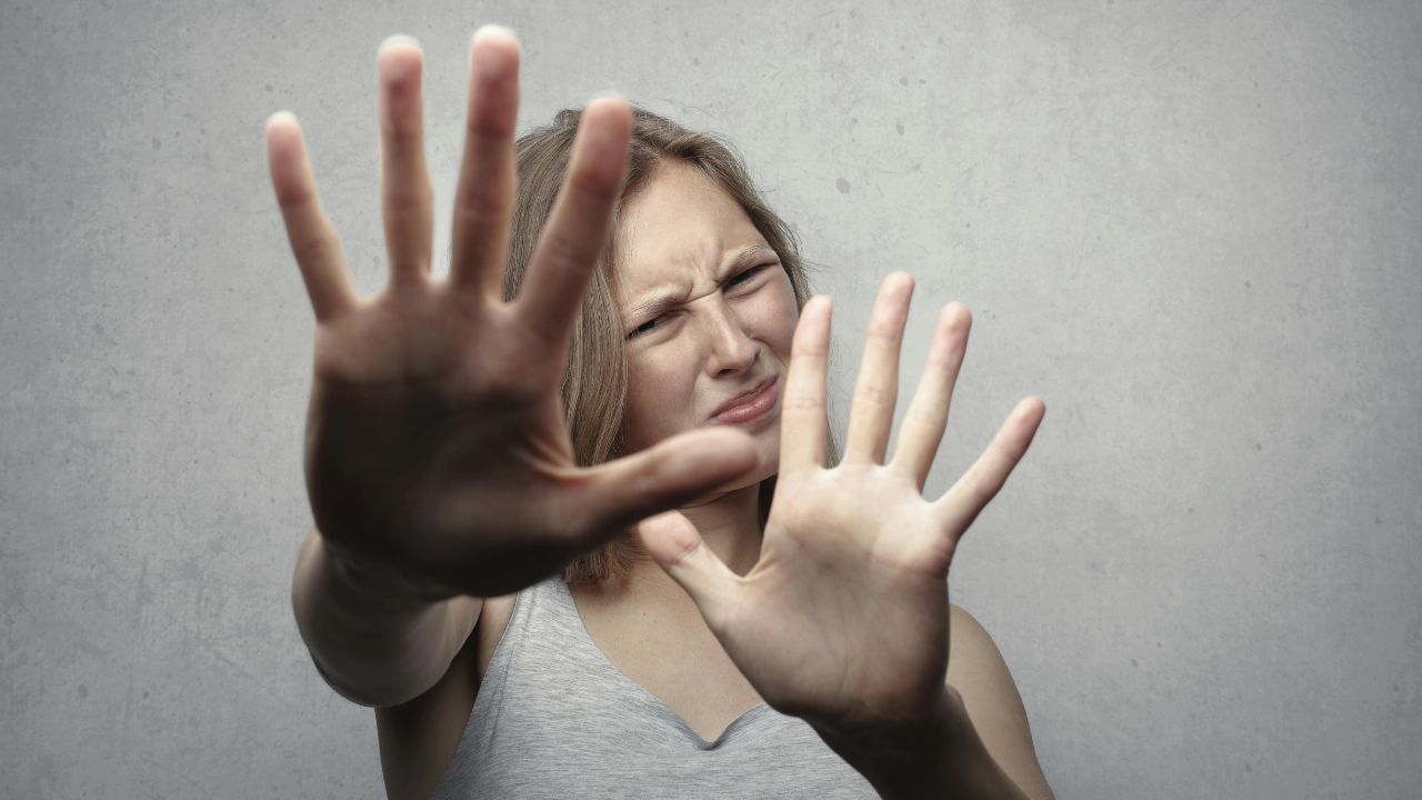 Copil mic într-o situație tensionată între părinți, ilustrând impactul conflictelor din familie asupra siguranței emoționale și dezvoltării copilului.