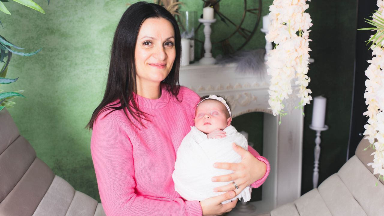 Monica Zincă își ține fiica nou-născută în brațe, la scurt timp după naștere