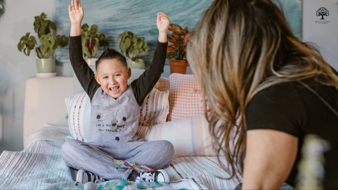 copil-vorbire-comportament-joaca-dezvoltare-parinti-autocontrol-limite-blande-atentie-curiozitate-exercitii-senzoriale-ajutor-ghid