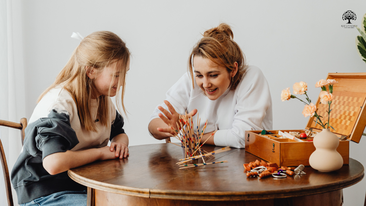 autostimulare-copii-autoreglare-copii-jocuri-pentru-dezvoltare-cum-sa-invete-copilul-sa-vorbeasca-invata-copilul-recipienta-dezvoltare-abilitati-sociale-copil-care-nu-vorbeste-terapie-prin-joc-predarea-abilitatilor-copilului-interventie-timie-recuperare