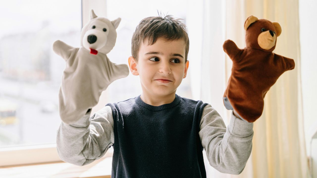 Mamă care lucrează cu copil mic la dezvoltarea limbajului și jocului în cadrul terapiei pentru întârzieri în dezvoltare