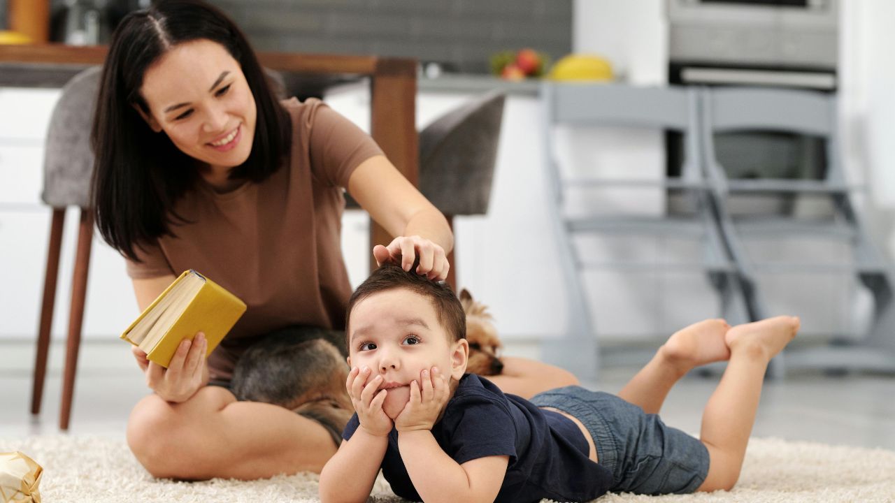 Mamă care învață copilul prin joc acasă, susținând recuperarea în întârzierile de dezvoltare ale copilului.