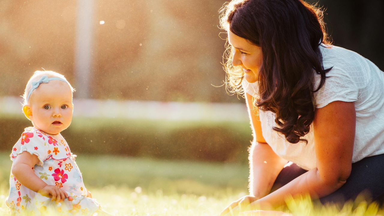 Mamă care vorbește cu copilul prin joc educativ acasă, evaluând progresul în dezvoltarea limbajului.