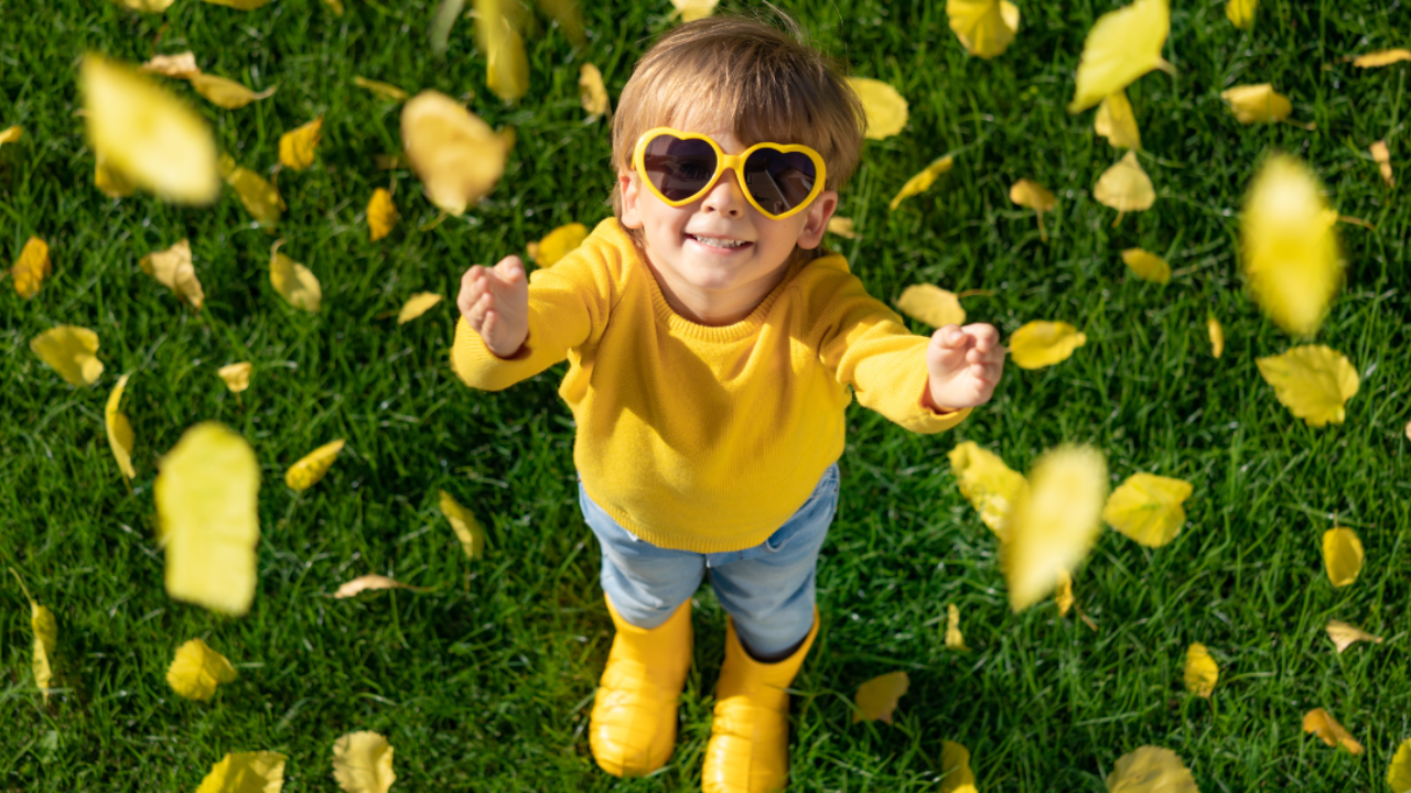 petit garçon habillé en jaune