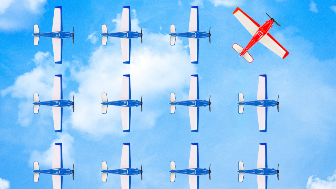 escadron d'avions bleus et un seul rouge