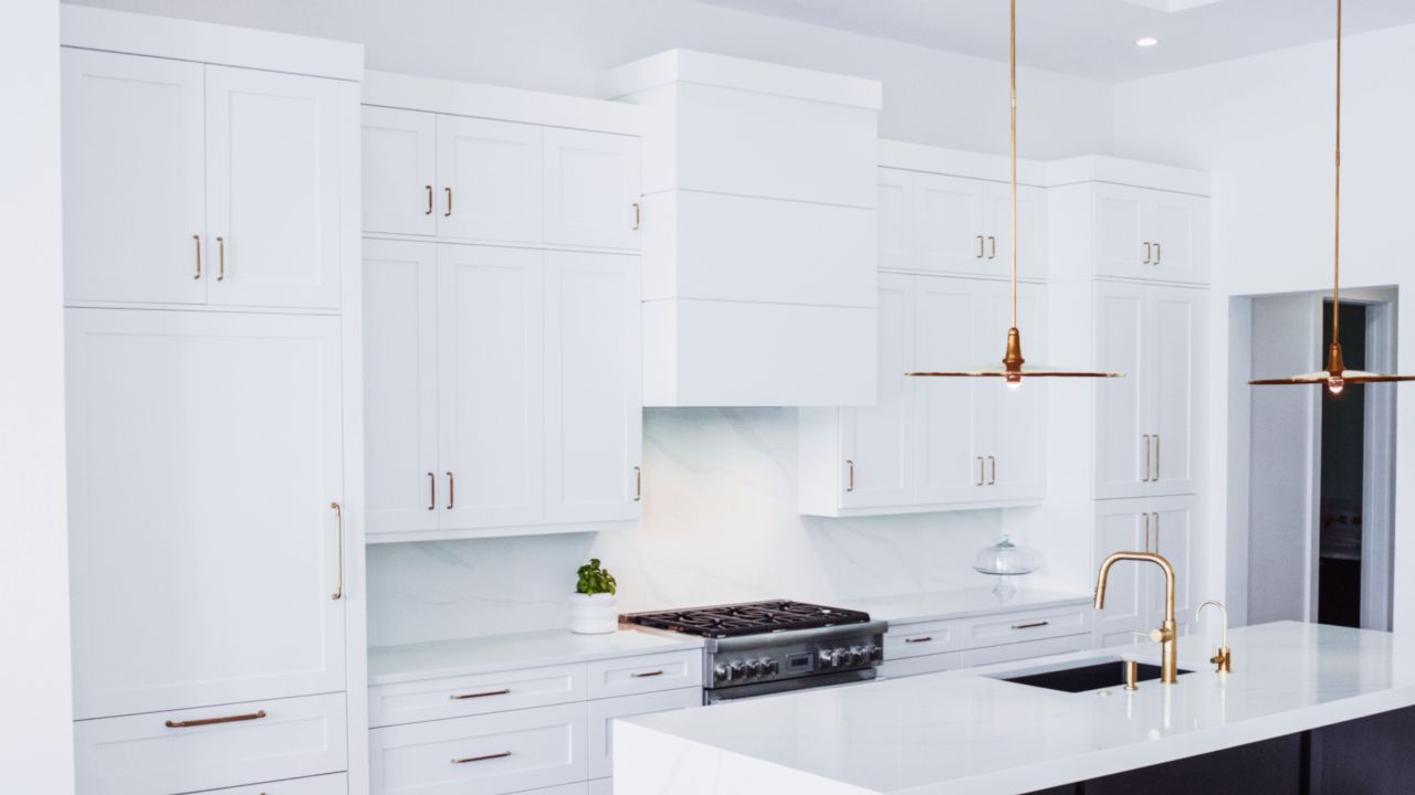 Kitchen with full flush crown molding