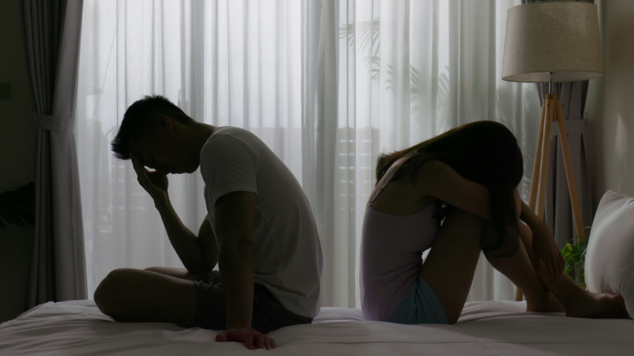 man and woman breaking up relationship trauma