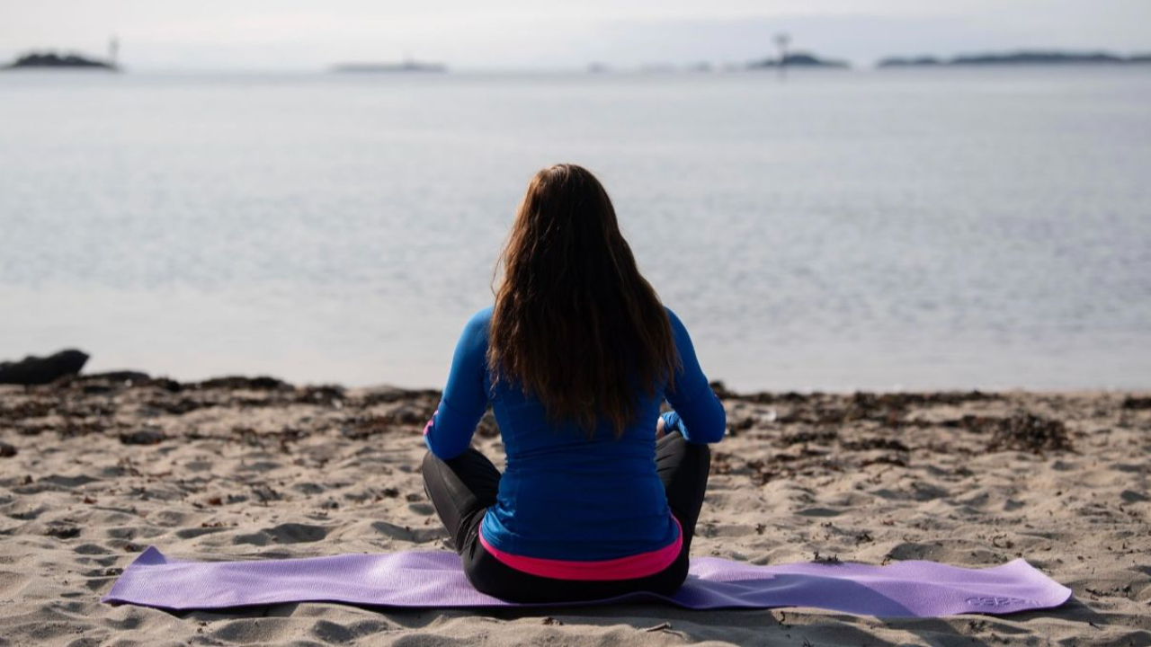 Kvinne ser ut over havet