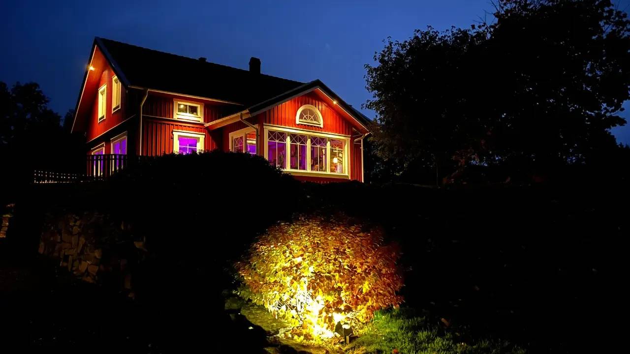 Upplyst hus i mörker