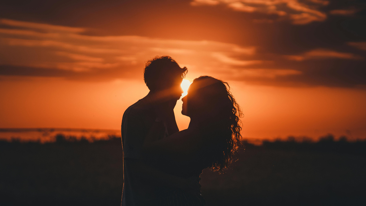 A couple silhouetted against a sunset, showing a healthy relationship that has transcended the habits built in childhood that no longer help in a marriage.