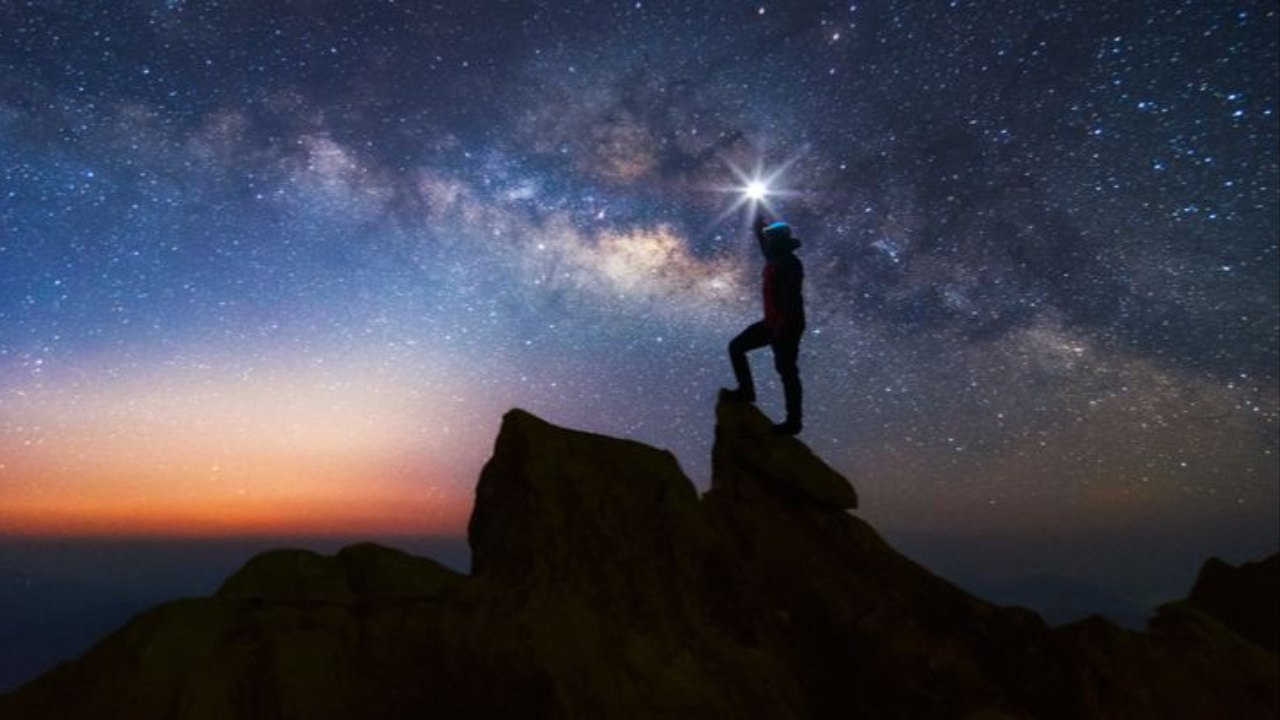 Simbol metafizic al Lunii și influenței sale energetice asupra sufletului — siluetă meditativă sub lumină lunară cosmică