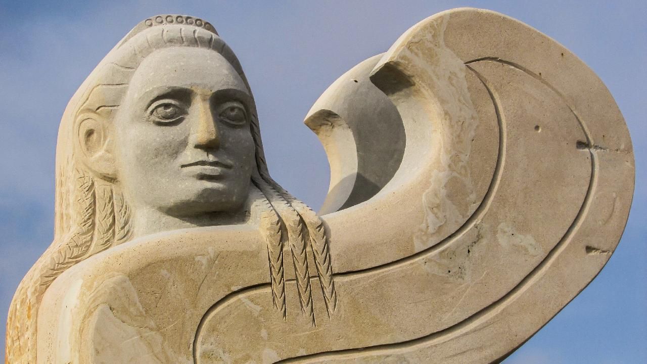 Medizinische Hypnose ist gerichtete Aufmerksamkeit - Skulptur mit klarem Blick, Agia Napa, Zypern