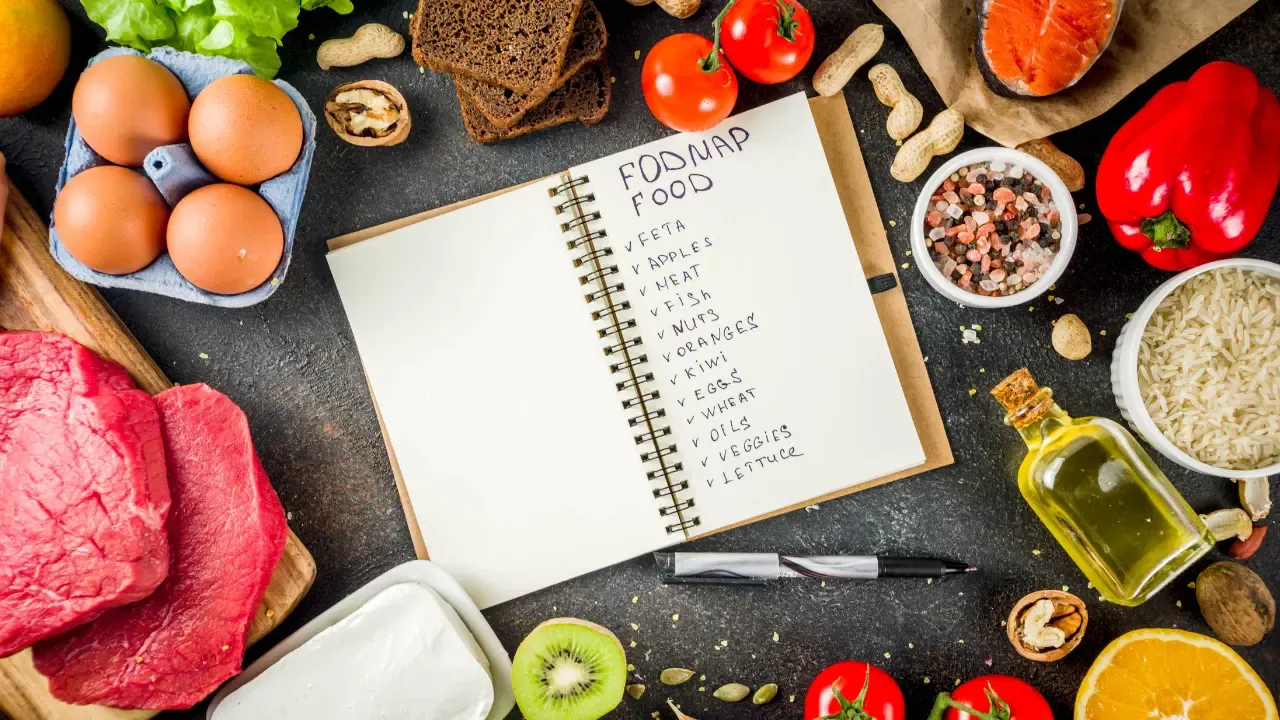 FODMAP-ruokavalioon sopivia ruoka-aineita ja muistiinpanovihko, jossa listattuna eri ruoka-aineita.