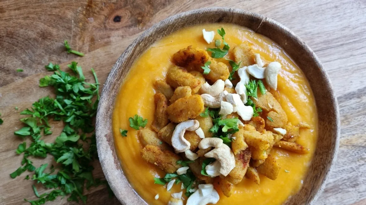 Kulhollinen parasta vegaanista kasvissosekeittoa soijasuikaleilla ja pähkinöillä.