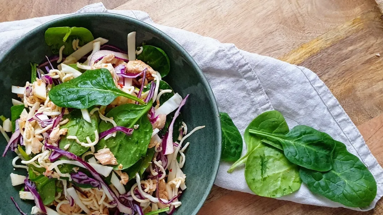 Nuudelisalaatti, jossa broileria, kaalia ja maapähkinävoita.