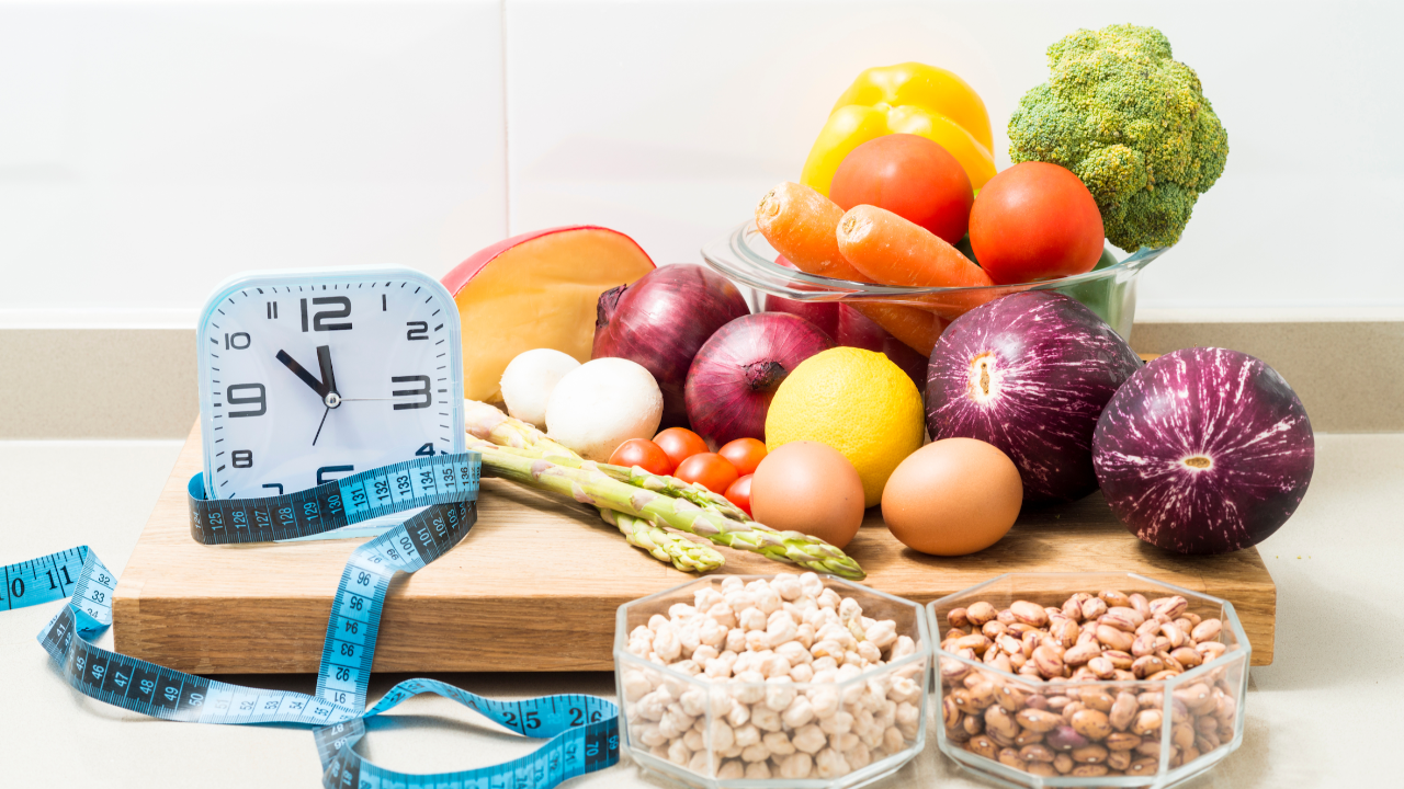 kello ja vihanneksia kuvaamassa säännöllistä aterarytmiä