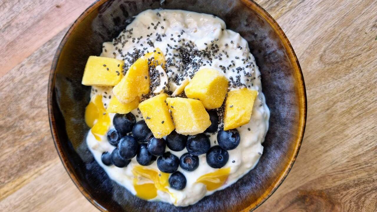 Valmis mangotuorepuuro kulhossa – raikas ja värikäs tuorepuuro aamupalaksi.