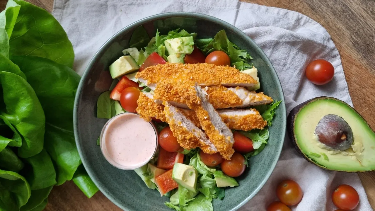 Annos rapeaa kanasalaattia sriracha-kastikkeella.