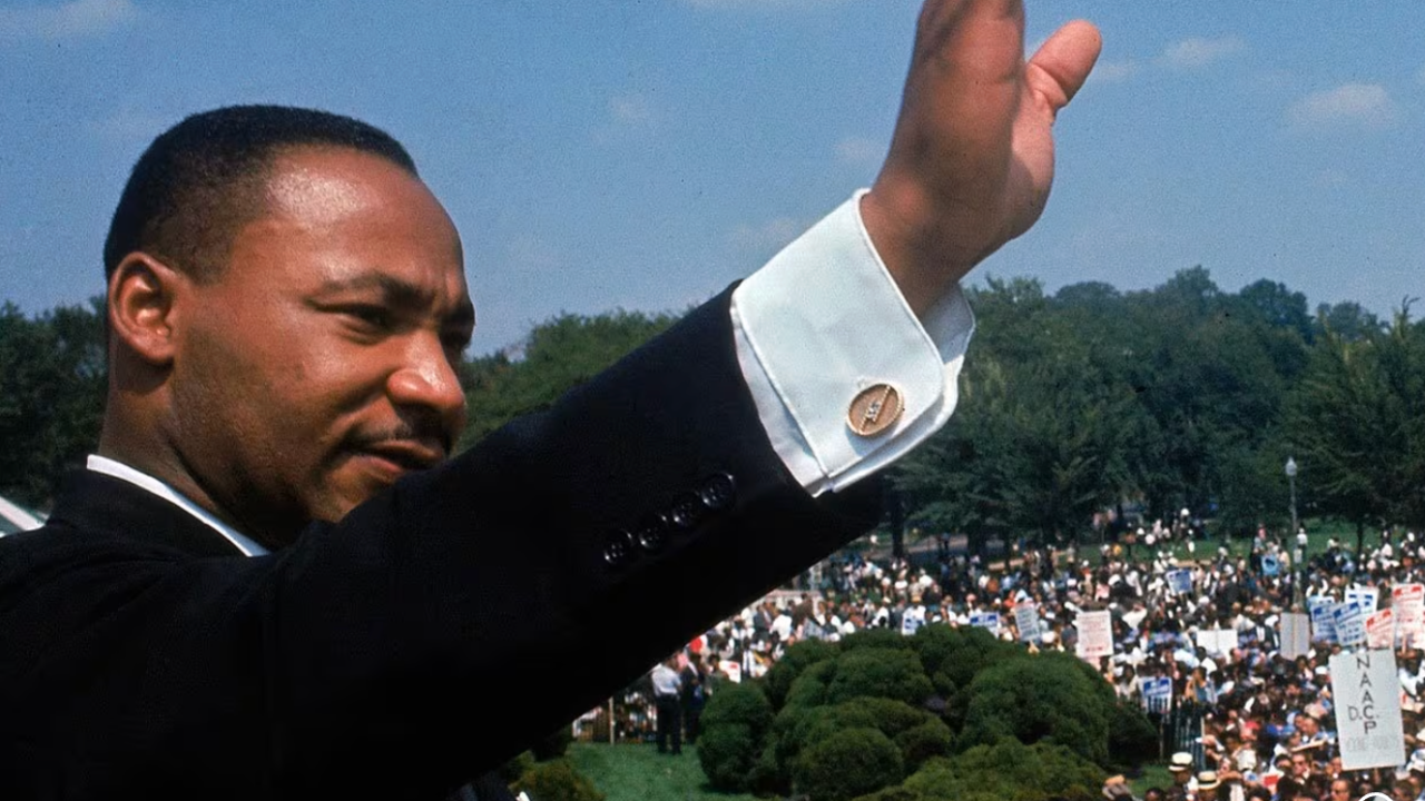 MLK waving to the crowd