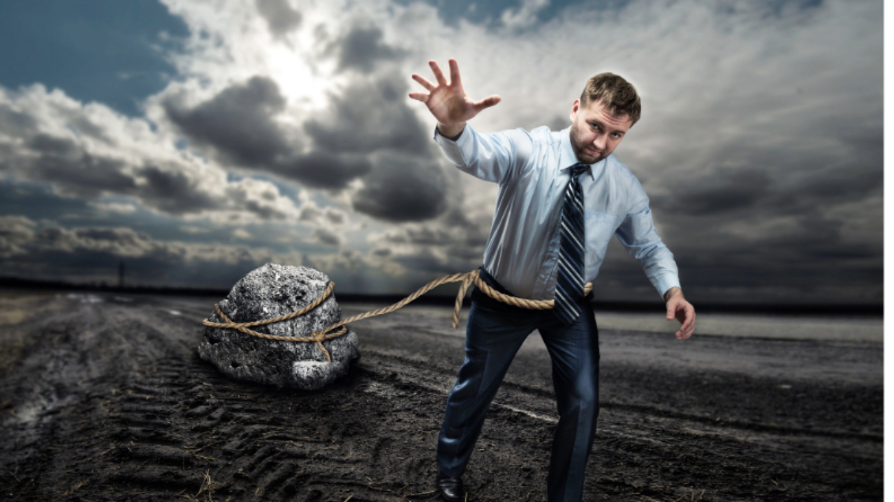 Stressed labourer overwhelmed by toxic client demands – blog about emotional burnout in service roles