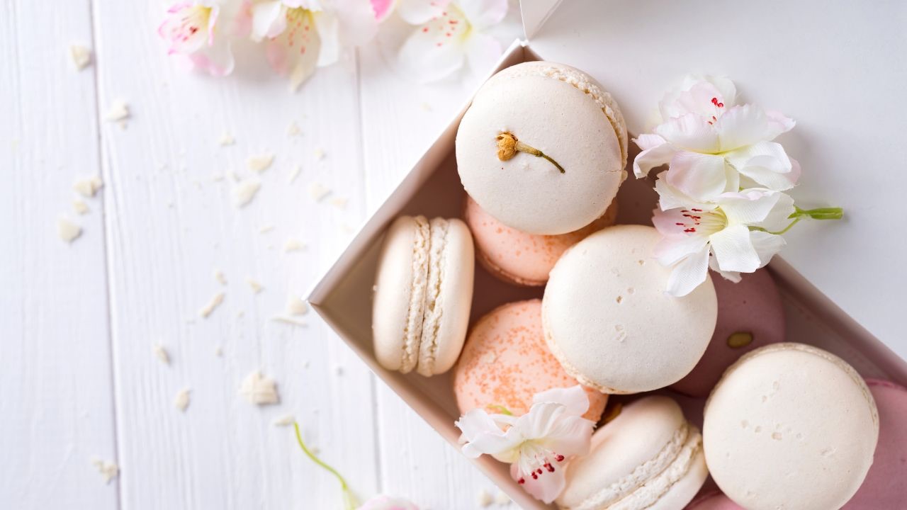 how cutting carbs through a low carb diet, keto diet, or intermittent fasting can trigger binge eating, emotional eating, compulsive eating, and feeling out of control with food