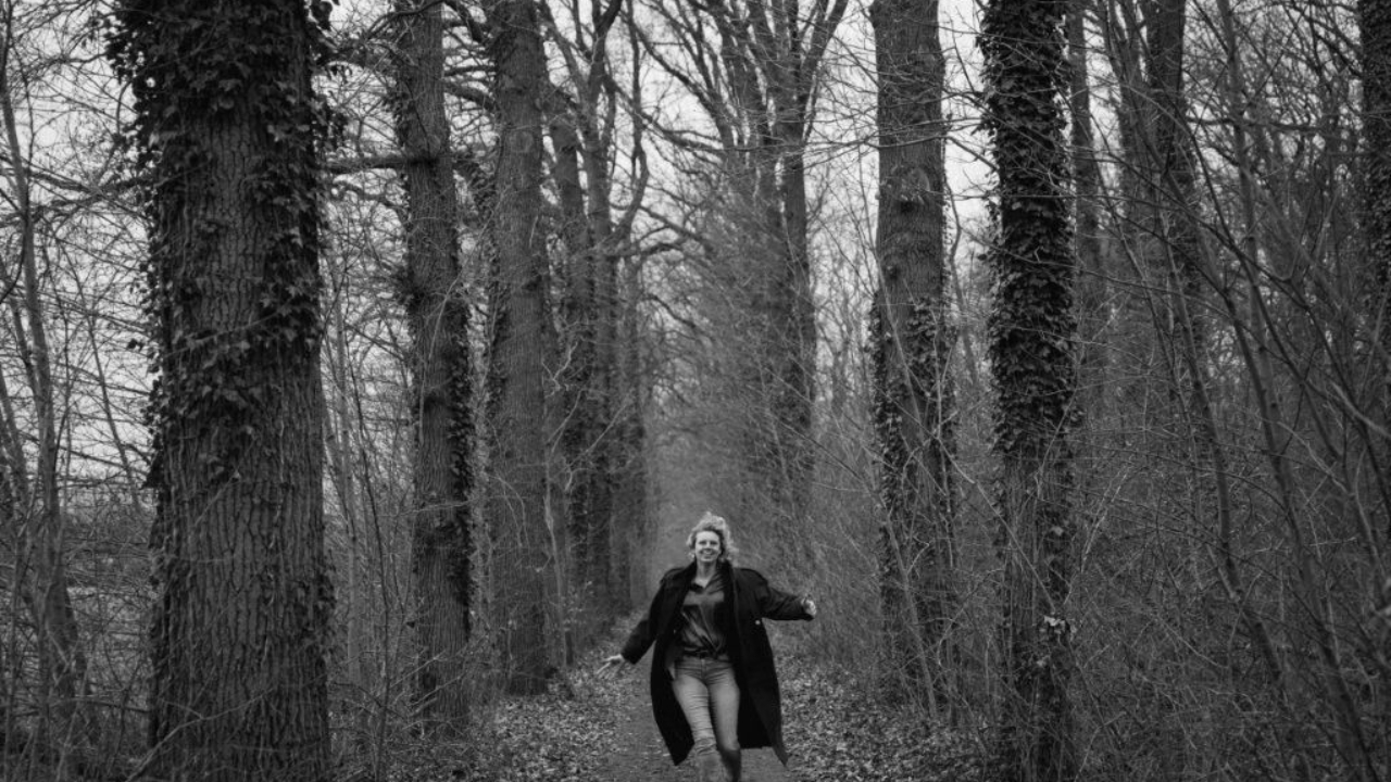 Esther van Hemert rent krachtig vooruit, symbool voor keuzes maken die passen bij jezelf, zonder schuldgevoel of twijfel.