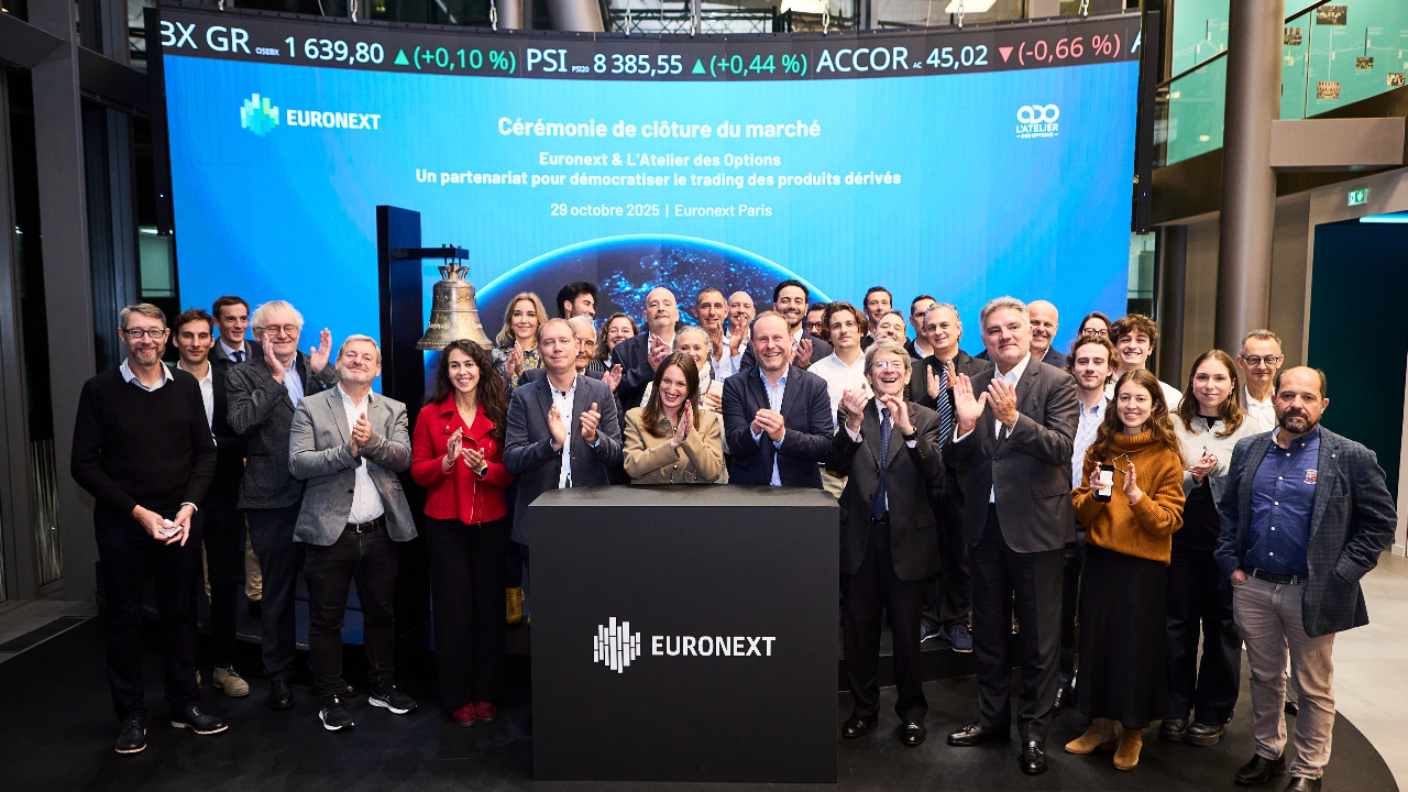 Nicolas Schneller et Makram Dhouibi, représentants de Trading Institut, lors de la cérémonie de clôture des marchés à Euronext Paris.