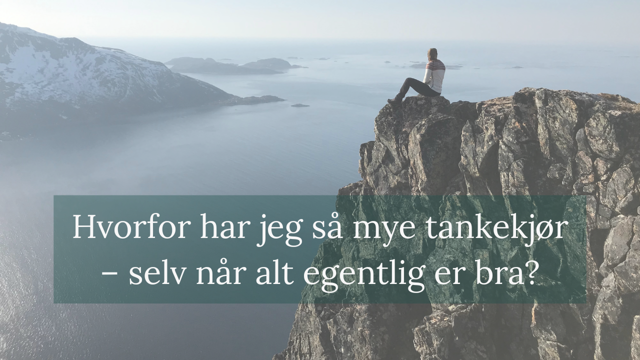 Kvinne sitter rolig i naturen med tankekjør